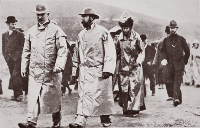 Der Prinz von Wales kehrt von einem Abstieg in eine Zinnmine zurück von English Photographer